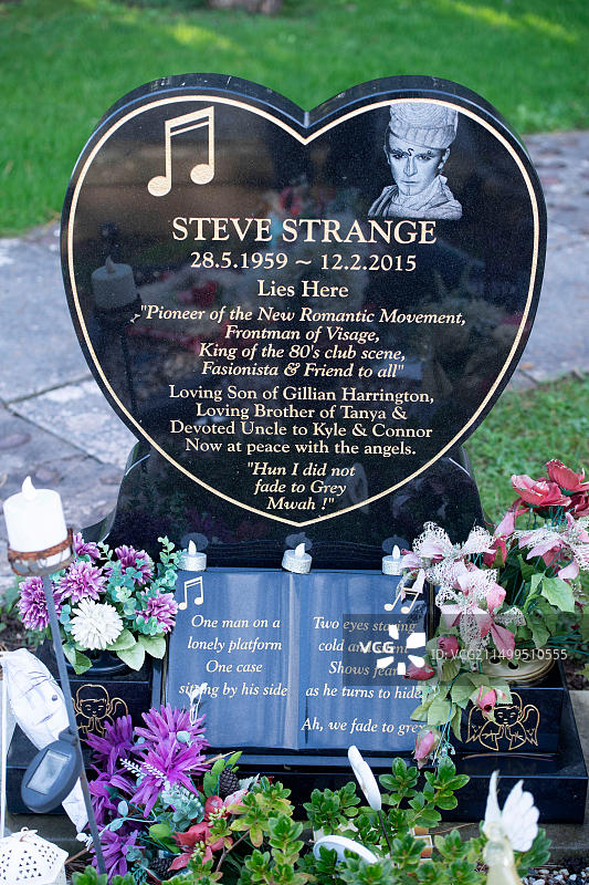 英国波斯考尔禧年花园公墓，已故Visage乐队主唱史蒂夫·斯特兰奇的坟墓图片素材