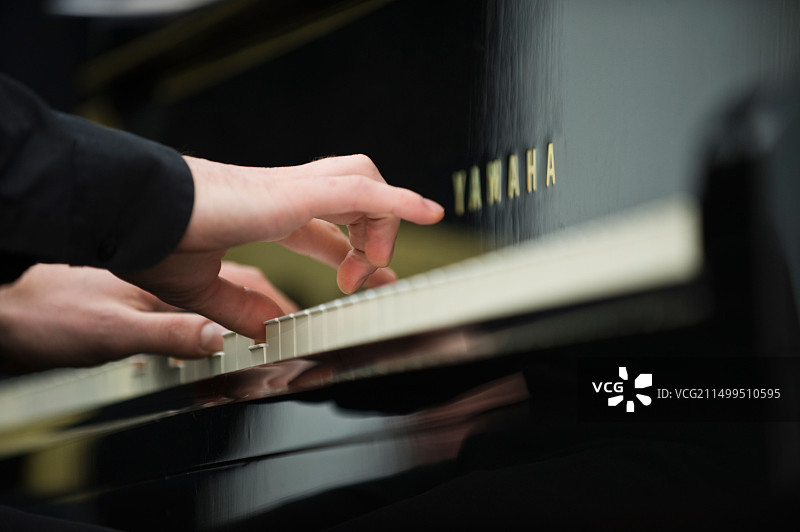 钢琴家山姆·克劳在2011年布雷肯爵士音乐节上与他的乐队山姆·克劳乐队同台演奏图片素材