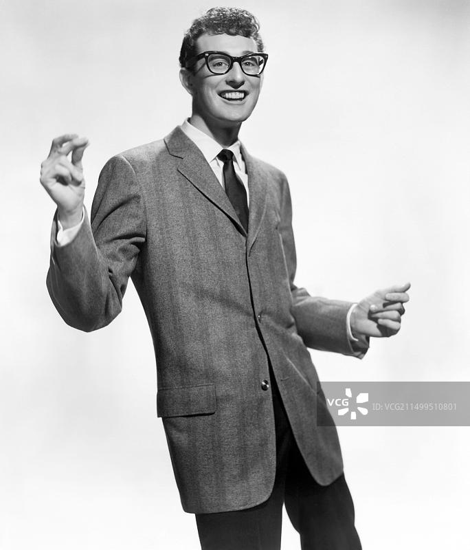 巴迪·霍利：1957年的美国摇滚先驱音乐家图片素材