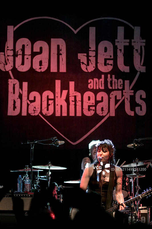 美国摇滚音乐家琼·杰特在奥斯陆Sentrum Scene与黑心乐队进行现场演出图片素材