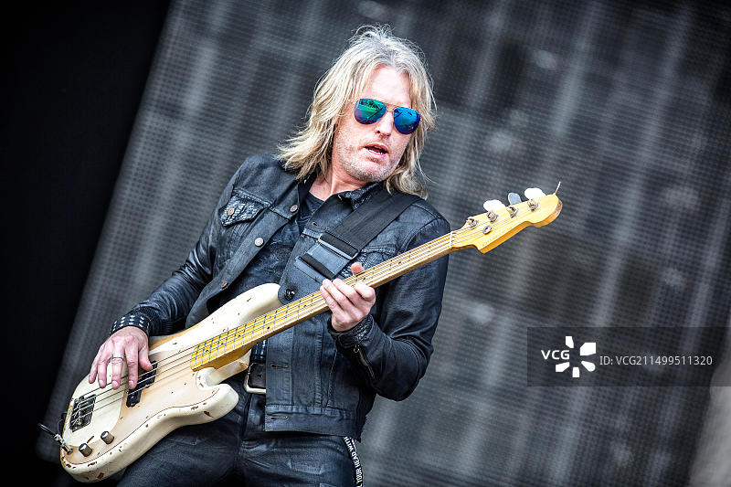 贝斯手Chris Wyse在瑞典摇滚音乐节上与美国歌手Ace Frehley同台演出图片素材