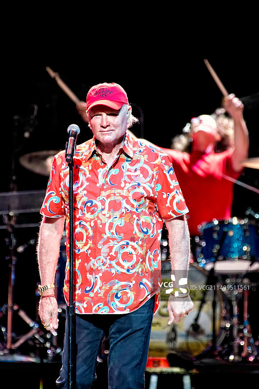 美国冲浪摇滚乐队海滩男孩在奥斯陆Spektrum的现场音乐会。歌手、词曲作者和音乐家Mike Love在舞台上演出。挪威，2012年7月31日。图片素材