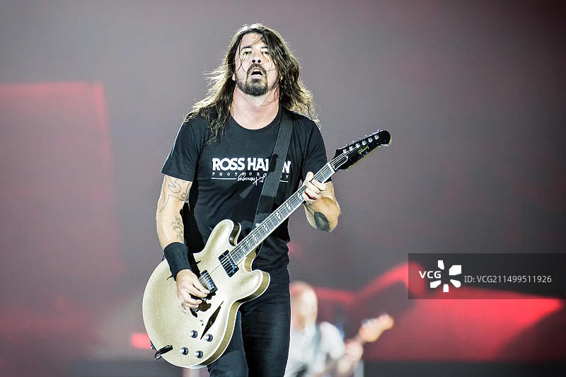 美国摇滚乐队Foo Fighters在奥斯陆Telenor Arena体育馆举行现场音乐会。图为歌手、词曲作者和音乐家戴夫·格罗尔在舞台上现场演出。图片素材