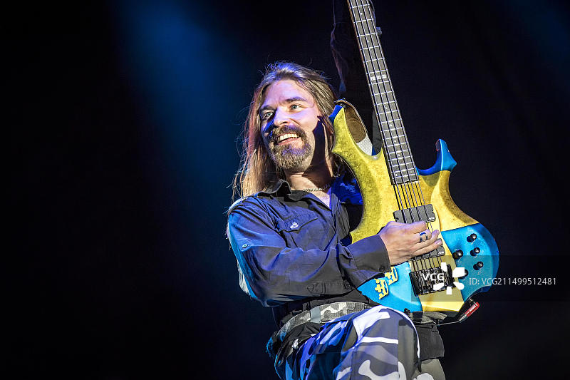 瑞典重金属乐队Sabaton在2016年瑞典摇滚音乐节上举行现场音乐会。音乐家Pär Sundström在舞台上现场演奏贝斯。瑞典，2016年11月6日。图片素材