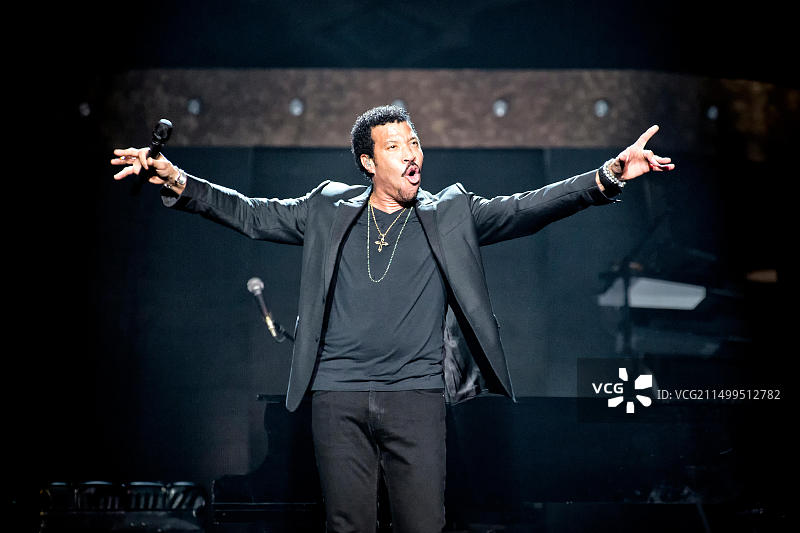 美国歌手、词曲作者和音乐家莱昂纳尔·里奇在奥斯陆光谱剧场举行现场音乐会。莱昂纳尔·里奇曾是摩城唱片公司组合海军准将的成员，是有史以来世界上最畅销的艺术家之一。挪威，2012年10月12日。图片素材