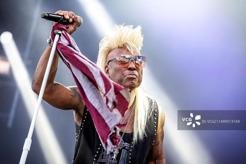 瑞典瑟尔沃斯堡：2022年6月8日，美国歌手、词曲作者兼音乐家让·博瓦在瑞典摇滚音乐节上进行现场音乐会表演图片素材