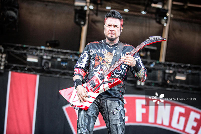 美国重金属乐队Five Finger Death Punch在2015年瑞典摇滚音乐节上现场表演，吉他手詹姆斯·胡克在舞台上图片素材
