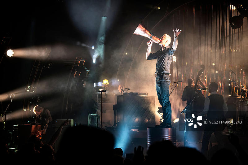 挪威奥斯陆：挪威摇滚乐队Kaizers Orchestra在Sentrum Scene举办现场音乐会，歌手Janove Ottesen在舞台上图片素材