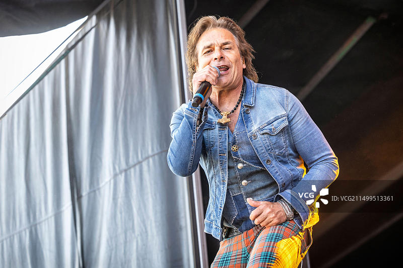 瑞典索尔韦茨堡，2023年6月9日。丹麦硬摇滚音乐家兼歌手迈克·特拉姆在瑞典音乐节上进行现场音乐会表演。图片素材