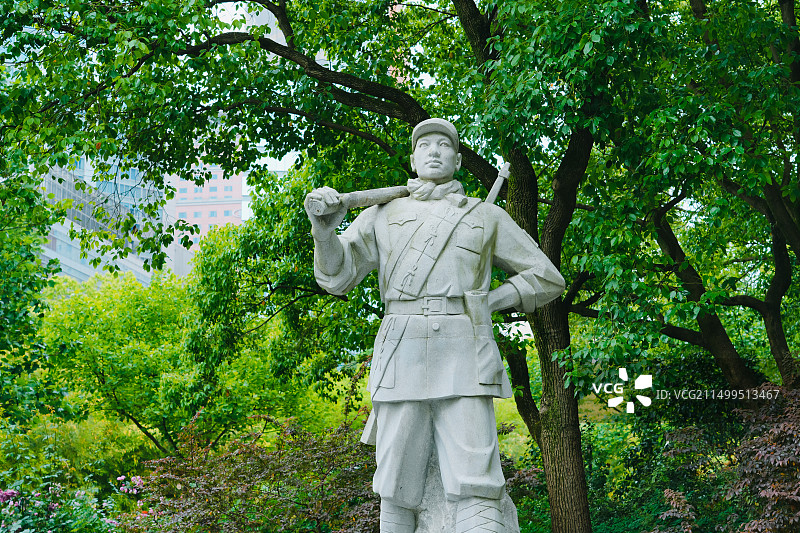 张思德精神 为人民服务 上海人民公园内的张思德雕像图片素材