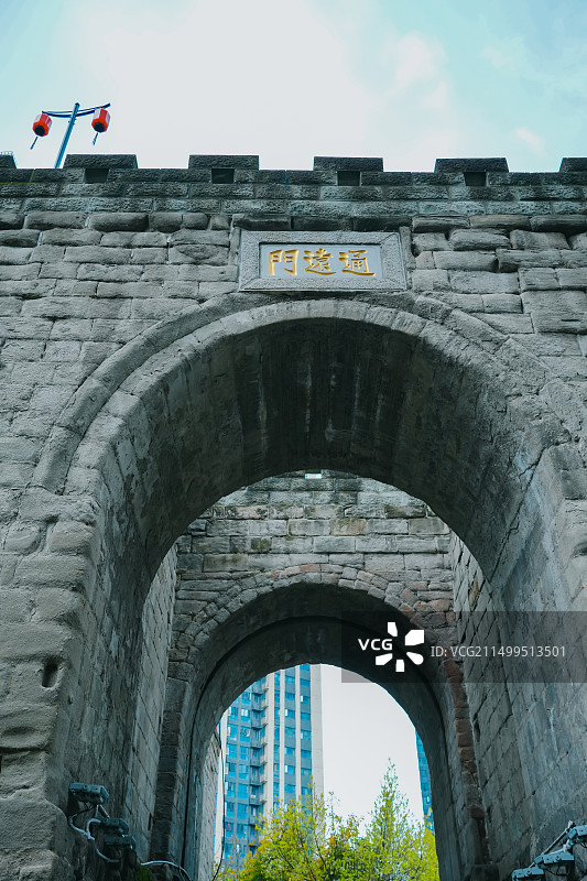 重庆通远门城墙遗址公园及攻城守城群雕图片素材