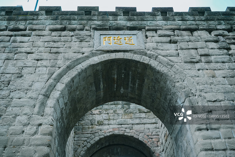 重庆通远门城墙遗址公园及攻城守城群雕图片素材