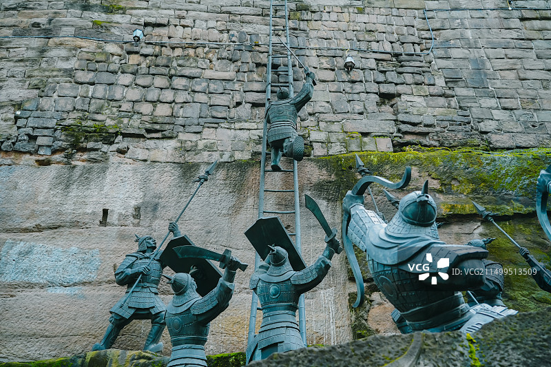 重庆通远门城墙遗址公园及攻城守城群雕图片素材