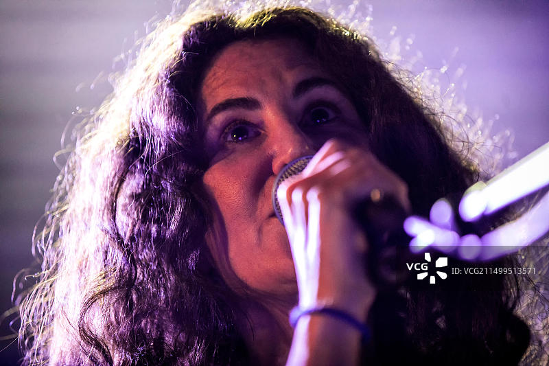 2018年1月11日，挪威奥斯陆：挪威摇滚乐队Savoy在Parkteatret举办演唱会，主唱Lauren Savoy在舞台上倾情演出。（图片来源：Gonzales Photo - Terje Dokken）图片素材