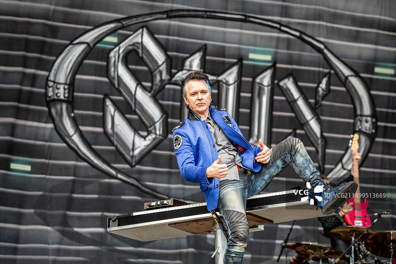 瑞典赛尔维斯堡。2019年6月8日。美国摇滚乐队Styx在瑞典音乐节Sweden Rock Festival 2019期间举行现场音乐会。这里可以看到歌手兼音乐家劳伦斯·戈万在舞台上现场表演。（图片来源：Gonzales Photo - Terje Dokken）。图片素材