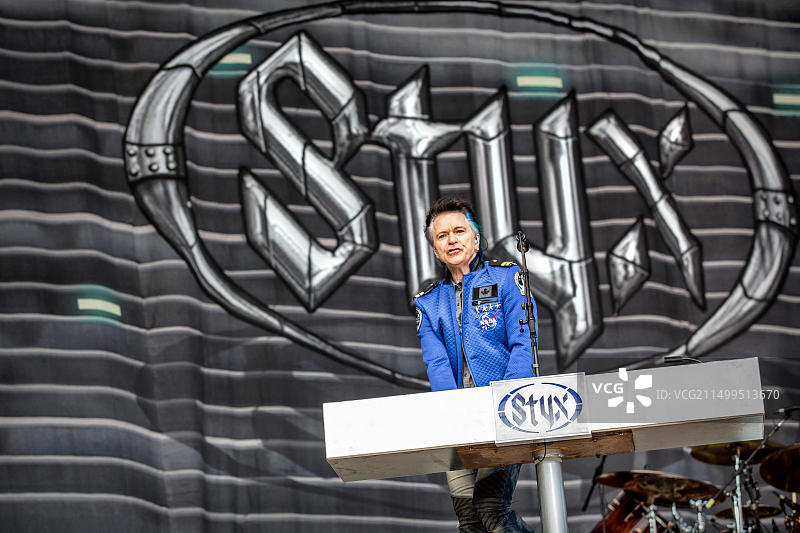 瑞典赛尔维斯堡。2019年6月8日。美国摇滚乐队Styx在瑞典音乐节Sweden Rock Festival 2019期间举行现场音乐会。这里可以看到歌手兼音乐家劳伦斯·戈万在舞台上现场表演。（图片来源：Gonzales Photo - Terje Dokken）。图片素材
