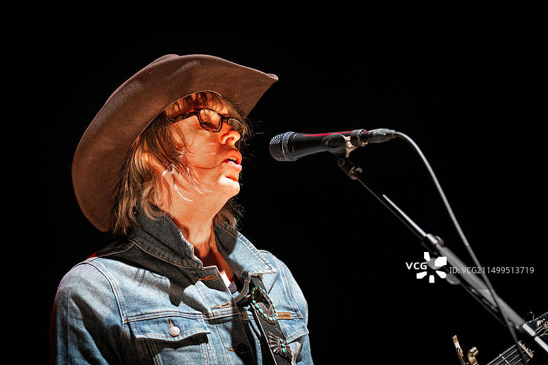 2019年11月1日，挪威奥斯陆：英爱民谣摇滚乐队The Waterboys在森特鲁姆剧院现场表演，歌手兼音乐家Mike Scott在舞台上图片素材