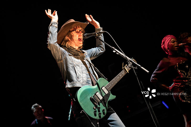 2019年11月1日，挪威奥斯陆：英爱民谣摇滚乐队The Waterboys在森特鲁姆剧院现场表演，歌手兼音乐家Mike Scott在舞台上图片素材