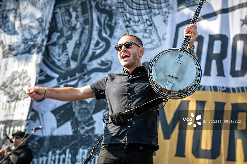 2019年挪威摇滚音乐节：Dropkick Murphys乐队在奥斯陆的现场音乐会，音乐家Jeff DaRosa在舞台上图片素材