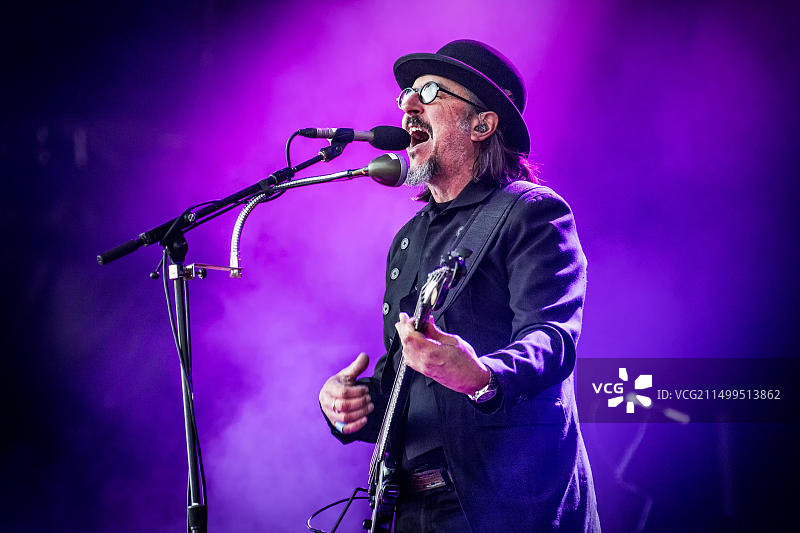 2017年瑞典摇滚音乐节：美国摇滚乐队Primus现场表演，莱斯·克莱浦在舞台上图片素材