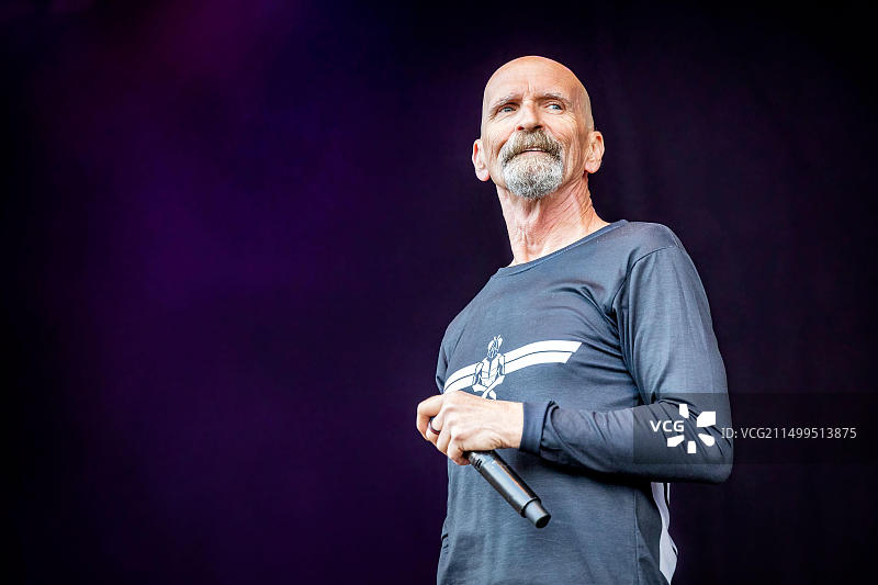 索尔兹堡，瑞典。2022年6月9日。加拿大摇滚乐队Saga在瑞典音乐节Sweden Rock Festival 2022上举行现场音乐会。歌手、词曲作者兼音乐家迈克尔·萨德勒在舞台上现场表演。图片素材