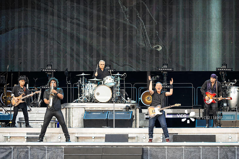 2023年6月30日，挪威奥斯陆，美国歌手布鲁斯·斯普林斯汀与E街乐队在Voldslokka举行现场音乐会，斯普林斯汀与萨克斯管演奏家杰克·克莱蒙斯同台演出。图片素材