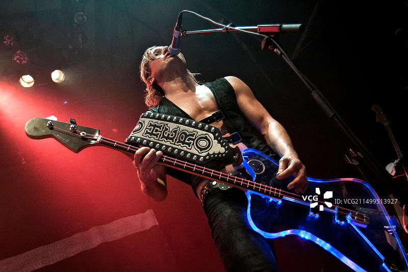 丹麦摇滚乐队D-A-D在奥斯陆洛克菲勒剧院举行现场音乐会，贝斯手Stig Pedersen在舞台上图片素材