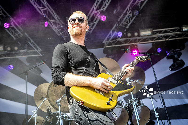瑞典索尔韦斯堡：2023年瑞典摇滚音乐节期间，挪威硬摇滚乐队Spidergawd举行现场音乐会。图为歌手兼音乐家佩尔·博滕在舞台上现场表演。图片素材
