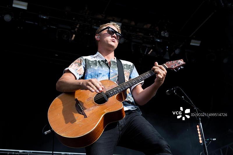 挪威弗雷德里克stad：瑞典摇滚乐队Johnossi在挪威Månefestivalen 2017的现场音乐会，歌手John Engelbert在舞台上图片素材