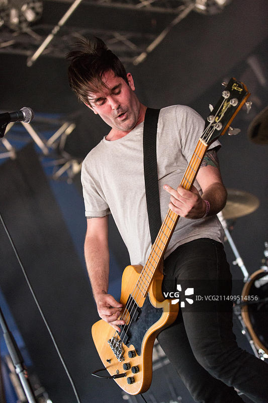 加拿大噪音摇滚和朋克乐队METZ在丹麦罗斯基勒音乐节上举行现场音乐会。音乐家兼贝斯手克里斯·斯洛拉克在舞台上现场演出。图片素材