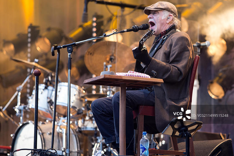 丹麦摇滚音乐家Kim Larsen在挪威音乐节现场表演图片素材