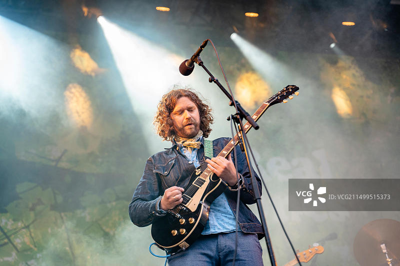 挪威Uskedalen - 2019年6月29日。挪威民间乐队Real Ones在挪威音乐节Festidalen 2019期间举行现场音乐会。歌手兼音乐家Ivar C. Vogt在舞台上现场表演。（图片来源：Gonzales Photo - Jarle H. Moe）。图片素材