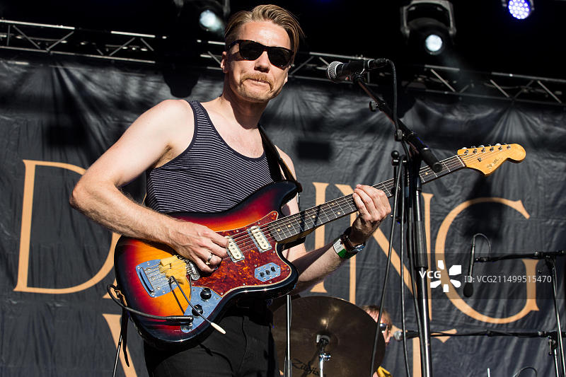 2018年挪威音乐节：Darling West乐队现场音乐会，Tor Egil Kreken在舞台上图片素材