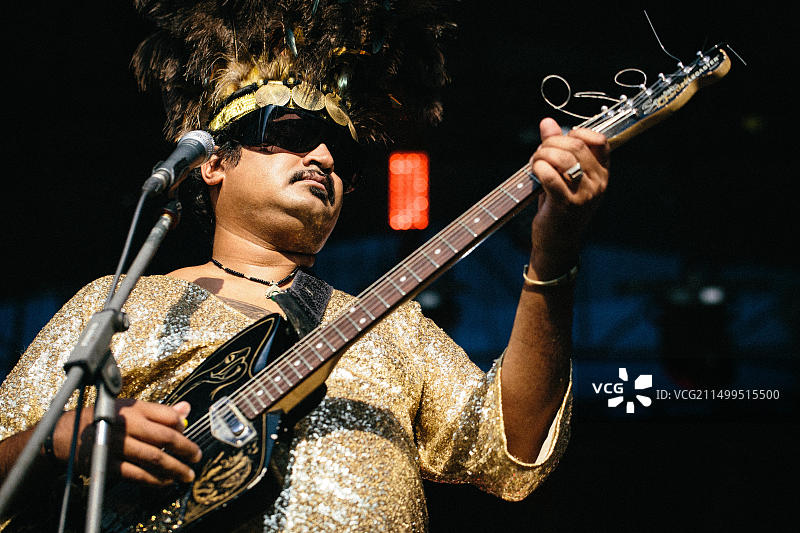 驻柏林国际车库摇滚乐队King Khan and the Shrines在卡托维兹的波兰音乐节Off Festival 2015上举行现场音乐会。该乐队由加拿大歌手兼音乐家阿里什·艾哈迈德·汗（又名King Khan）领导。波兰，2015年8月8日。图片素材