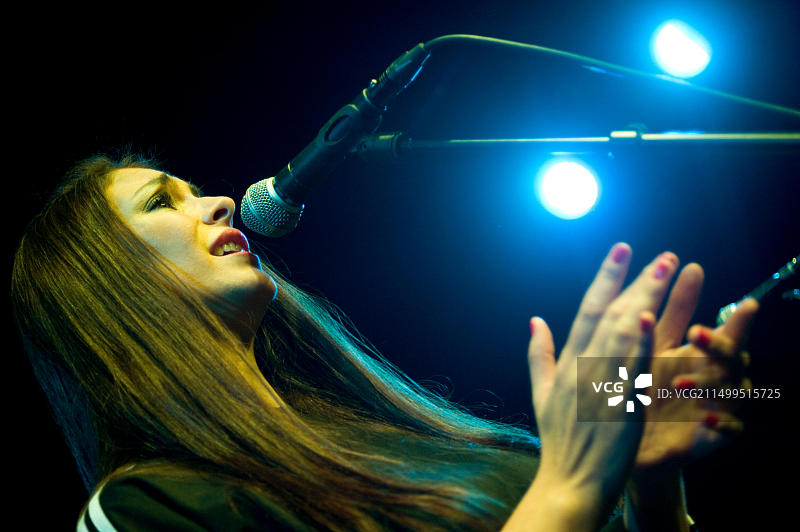 玛丽索尔的女儿西莉亚·弗洛雷斯在马德里伽利略·伽利莱大厅展示她的新专辑《从玛丽索尔到佩帕·弗洛雷斯》图片素材