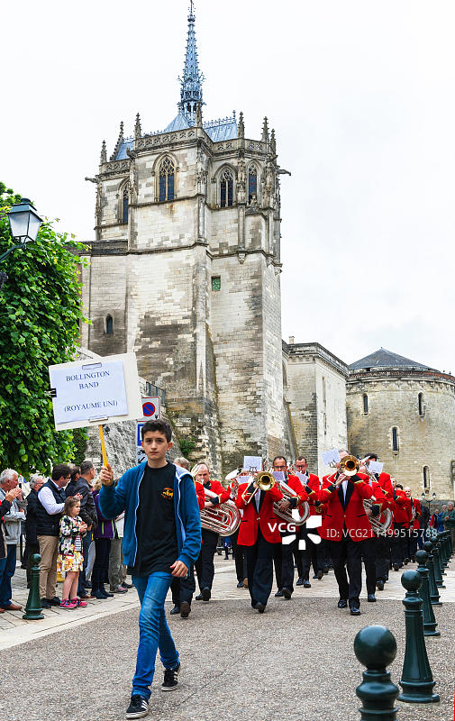 法国昂布瓦兹街头比赛中的博林顿铜管乐队图片素材
