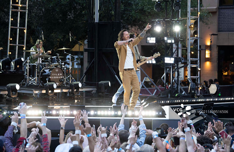 美国德克萨斯州奥斯汀，2023年3月29日：乡村音乐创作歌手泰勒·哈伯德在乡村音乐电视奖（CMT）户外舞台录制期间进行表演。3000名音乐爱好者聚集在国会大道，在德克萨斯州议会大厦的阴影下聆听哈伯德和其他CMT乡村音乐明星的表演。图片来源：Bob Daemmrich/Alamy Live News图片素材