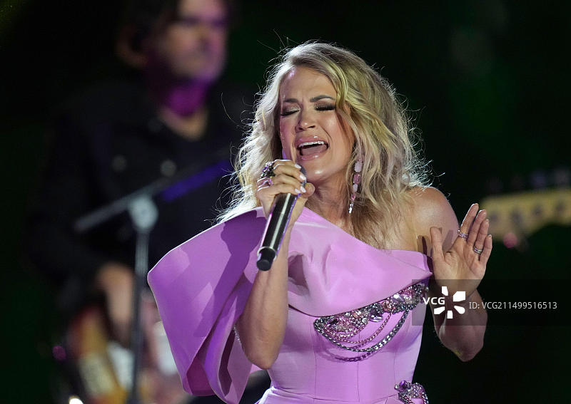 2023年3月29日，美国德克萨斯州奥斯汀：乡村音乐巨星CARRIE UNDERWOOD在乡村音乐电视（CMT）颁奖典礼的户外舞台上为3000名粉丝带来了欢乐。这位俄克拉荷马州本地人和2005年美国偶像冠军换了两套服装，并演唱了两首将于4月2日星期日在CMT颁奖典礼上表演的热门歌曲。图片来源：Bob Daemmrich/Alamy Live News图片素材