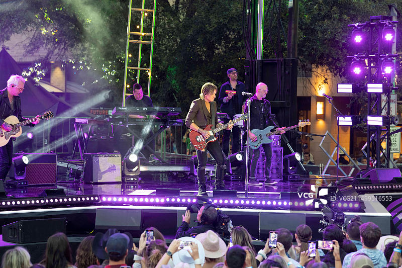 2023年3月29日，美国得克萨斯州奥斯汀：乡村音乐电视奖（CMT）录制期间，四次获得格莱美奖的乡村歌手凯斯·厄本在户外舞台上表演图片素材