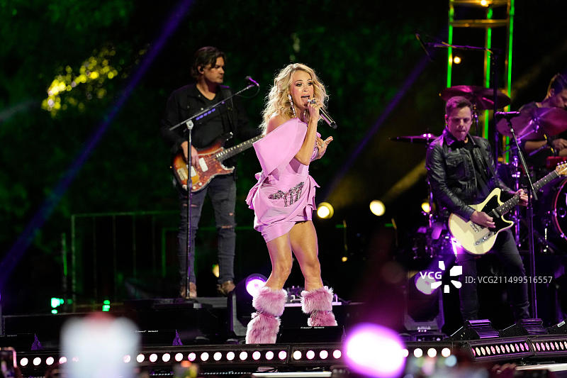2023年3月29日，美国德克萨斯州奥斯汀：乡村音乐巨星CARRIE UNDERWOOD在乡村音乐电视（CMT）颁奖典礼的户外舞台上为3000名粉丝带来了欢乐。这位俄克拉荷马州本地人和2005年美国偶像冠军换了两套服装，并演唱了两首将于4月2日星期日在CMT颁奖典礼上表演的热门歌曲。图片来源：Bob Daemmrich/Alamy Live News图片素材