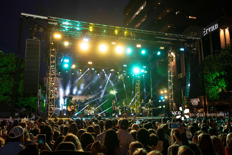 2023年3月29日，美国得克萨斯州奥斯汀：乡村音乐电视奖（CMT）录制期间，四次获得格莱美奖的乡村歌手凯斯·厄本在户外舞台上表演图片素材