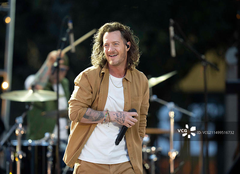 美国德克萨斯州奥斯汀，2023年3月29日：乡村音乐创作歌手泰勒·哈伯德在乡村音乐电视奖（CMT）户外舞台录制期间进行表演。3000名音乐爱好者聚集在国会大道，在德克萨斯州议会大厦的阴影下聆听哈伯德和其他CMT乡村音乐明星的表演。图片来源：Bob Daemmrich/Alamy Live News图片素材