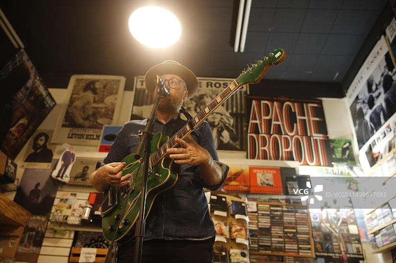 迈克·道提在布卢明顿的Landlocked Music演出图片素材