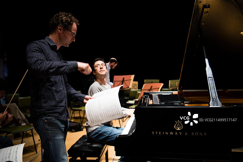 托比·珀瑟（指挥）和汤姆·波斯特（钢琴）在英国威尔士阿伯里斯特威斯音乐节，2016年7月图片素材