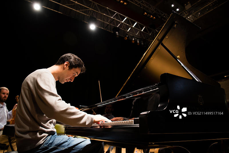 2016年7月，汤姆·波斯特（钢琴）在英国威尔士阿伯里斯特威斯音乐节上排练图片素材