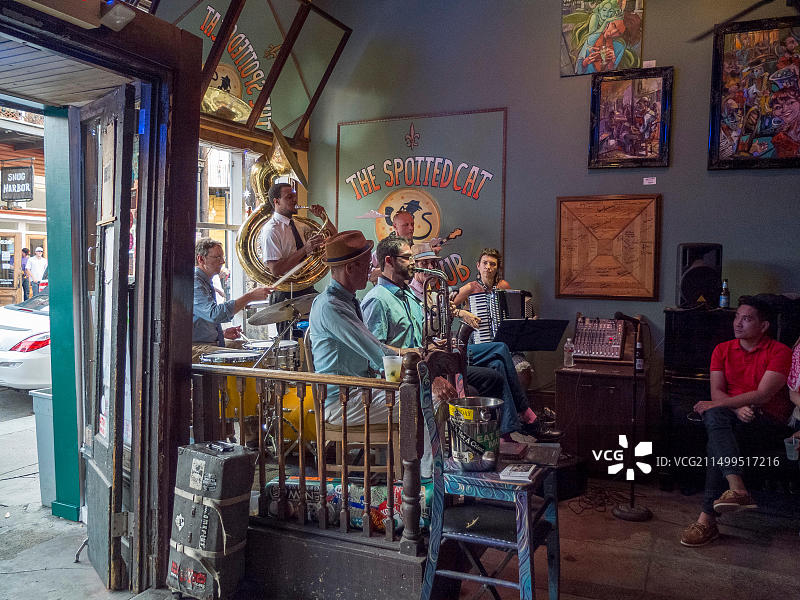 新奥尔良法国人街的斑点猫爵士俱乐部，音乐家为观众演奏图片素材