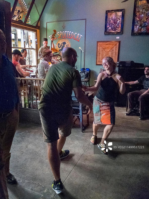 在新奥尔良法国人街的斯波蒂德猫爵士俱乐部，一对幸福的夫妇随着乐队跳舞图片素材