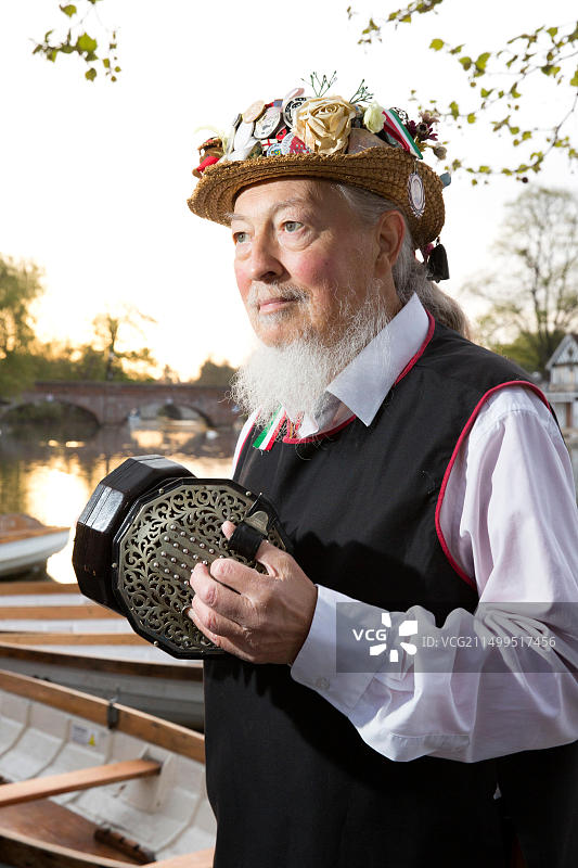 艾伦·惠特布莱德在埃文河畔演奏英国协奏手风琴。艾伦是莎士比亚哑剧演员和莫里斯舞者图片素材