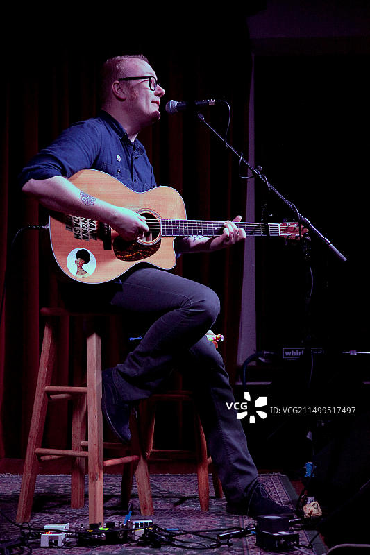 美国独立摇滚明星Mike Doughty在德克萨斯州奥斯汀的现场演出中演唱图片素材