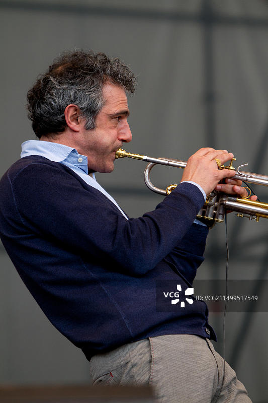 意大利小号手保罗·弗雷苏在都灵爵士音乐节上表演。图片素材